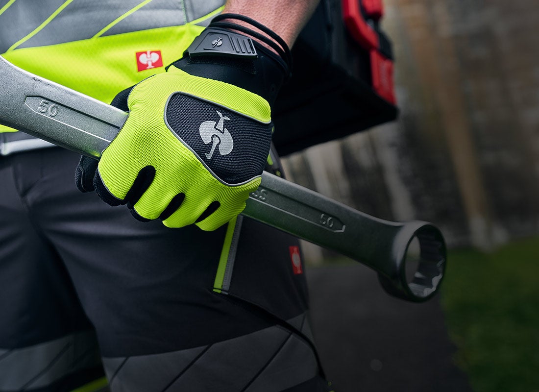 Man draagt handschoenen e.s.ambition in zwart/signaalgeel
