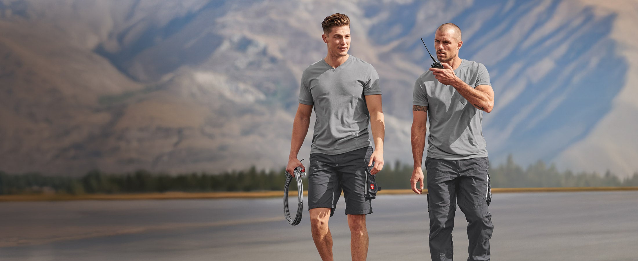 Twee mannen dragen Basic T-shirts en broeken van de collectie e.s.motion.