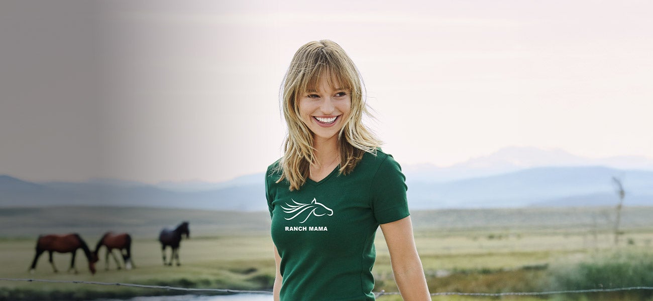 e.s. T-shirt cotton stretch, dames – belettering Ranch Mama met paard-motief
