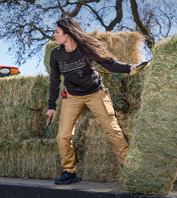 Vrouw in de nieuwe e:pic kleding

