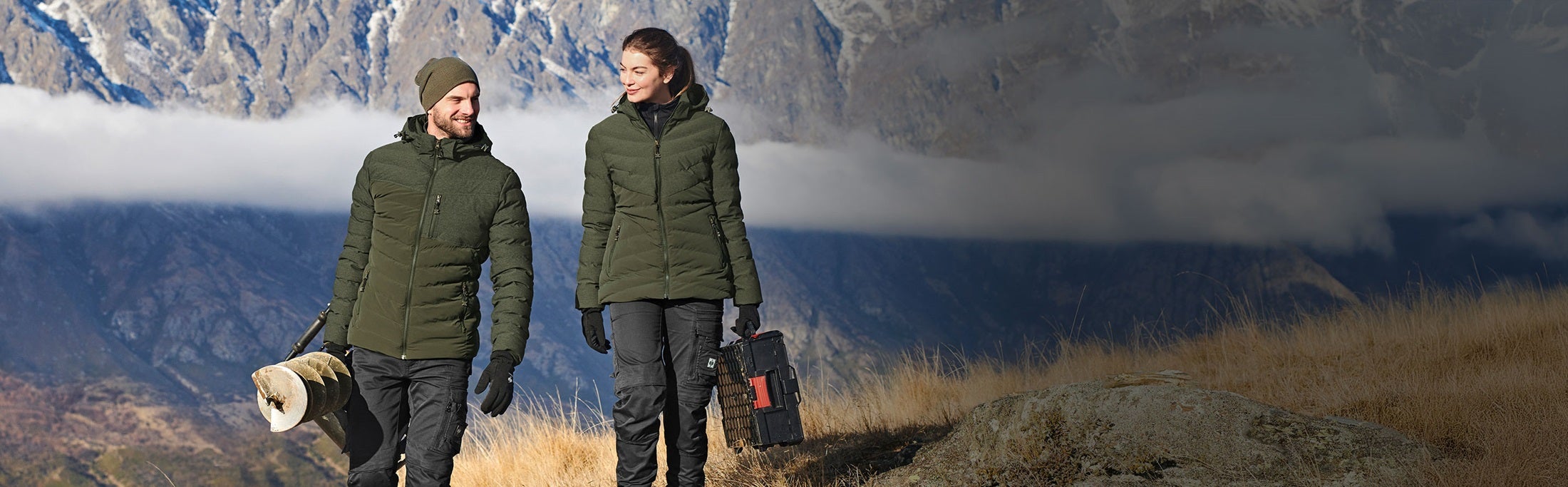 Mann und Frau tragen Kleidung der Kollektion e.s.motion ten