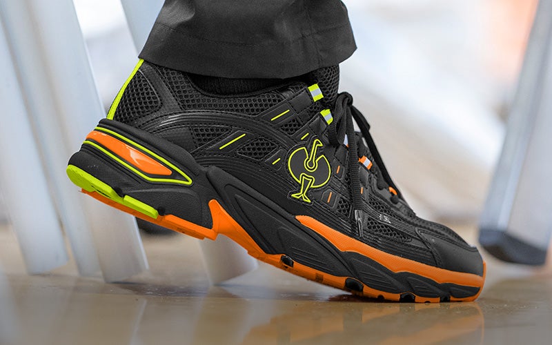 Vakman draagt O1 1erkschoenen e.s. Lewistown low in zwart/signaalgeel/signaaloranje 