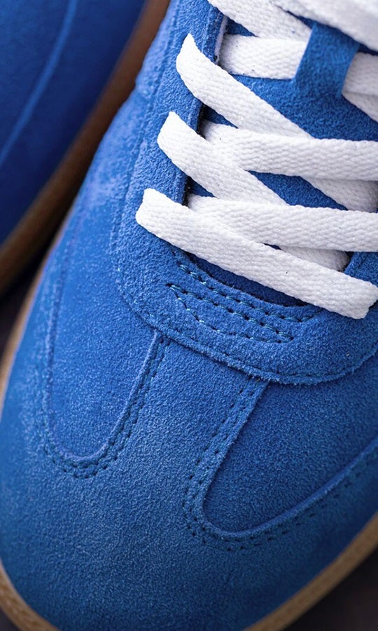 Close-up van O1 werkschoenen e.s. Brockton low in gentiaanblauw/wit