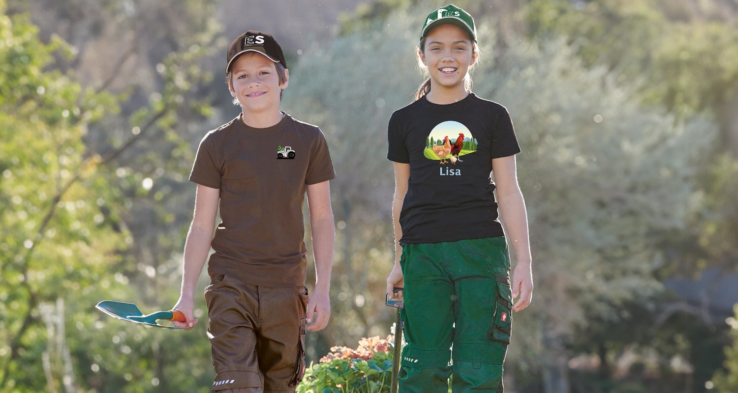 Jongens en meisjes dragen shirts van Strauss met bedrukking en borduursel.