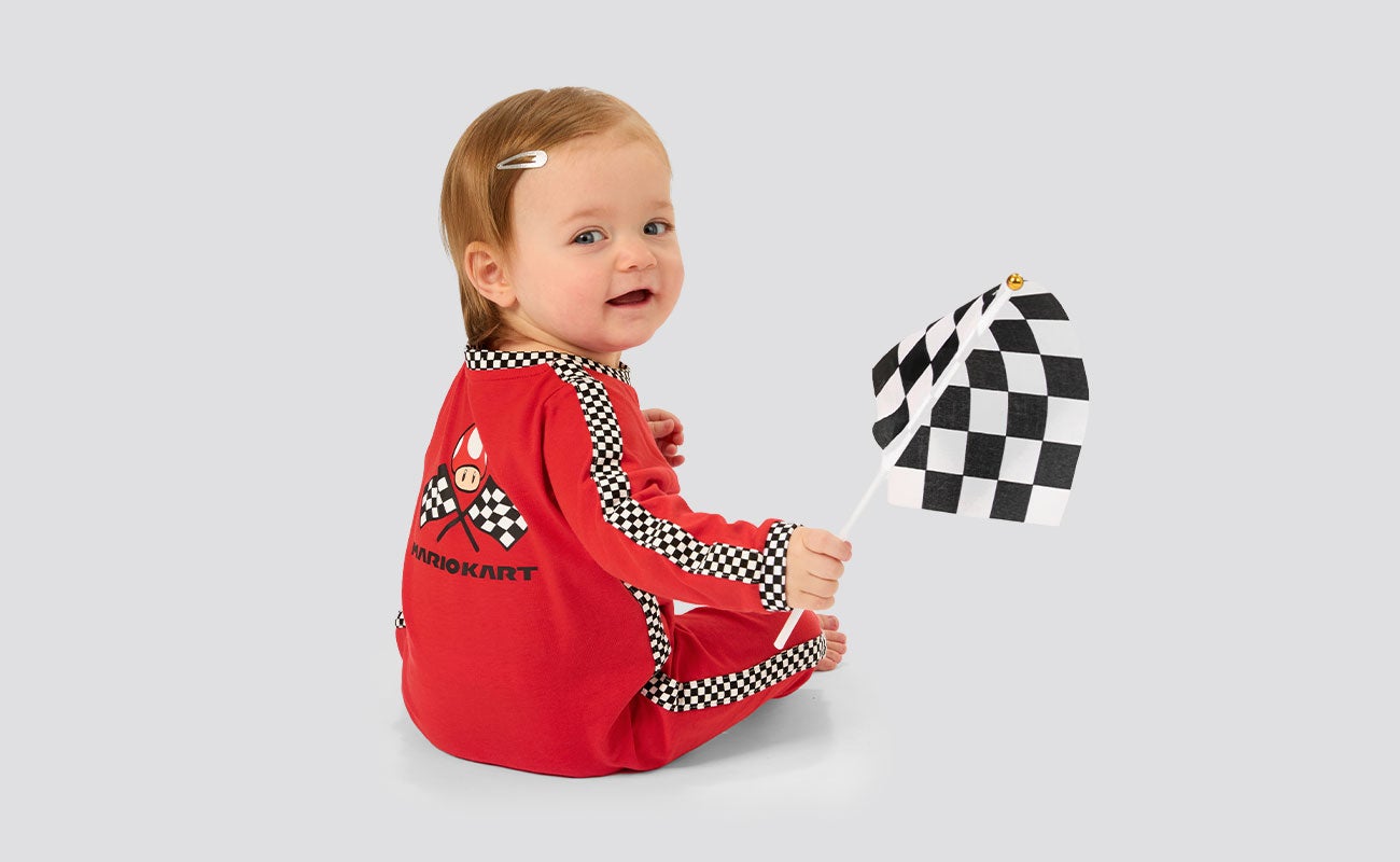 Een baby draagt de nieuwe babyoverall