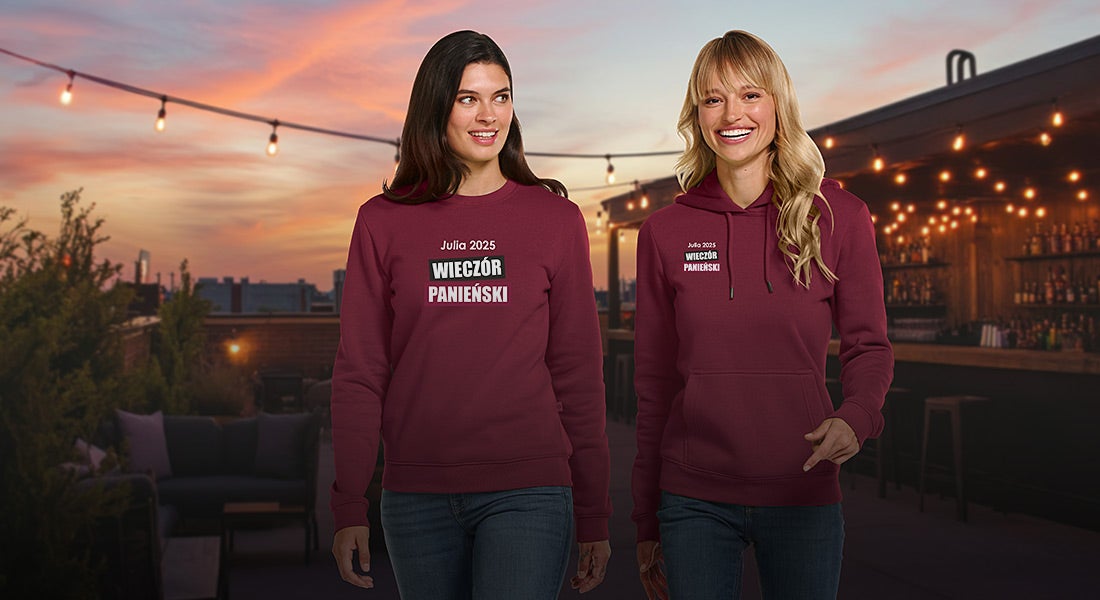 Dwie panie w swetrach e.s.basics z nadrukiem „Wieczór panieński” wieczorem