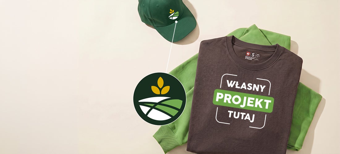 Wygenerowane / zmodyfikowane przez AI – Złożony ciemnobrązowy T-shirt z nadrukiem na zielonej bluzie z kapturem i zielonej czapce z logo roślinnym.