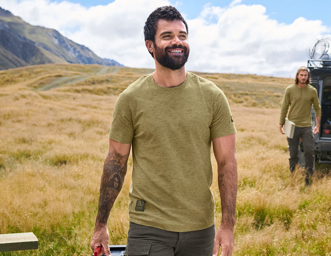 Överdelar: T-Shirt e.s.vintage + moltonguld melange