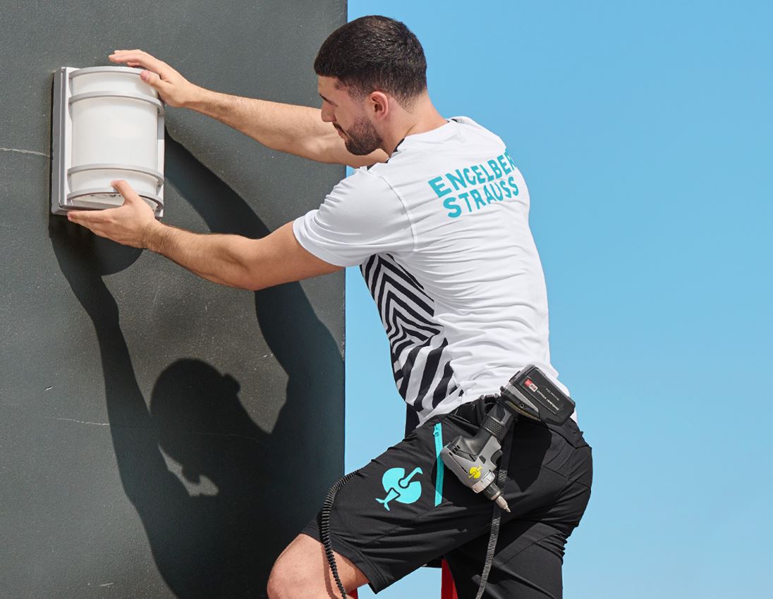 Överdelar: T-Shirt e.s.trail graphic + svart/vit 1