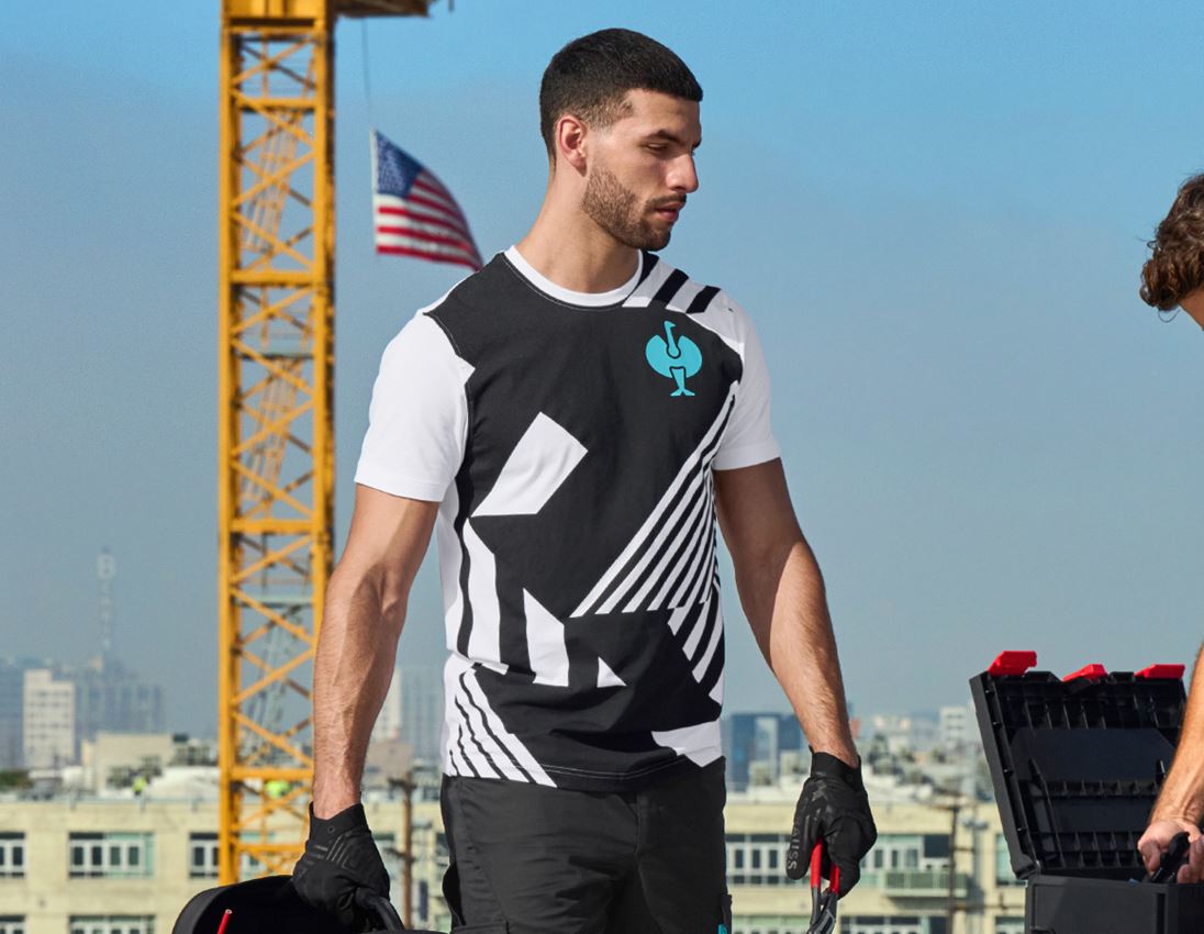 Överdelar: T-Shirt e.s.trail graphic + svart/vit