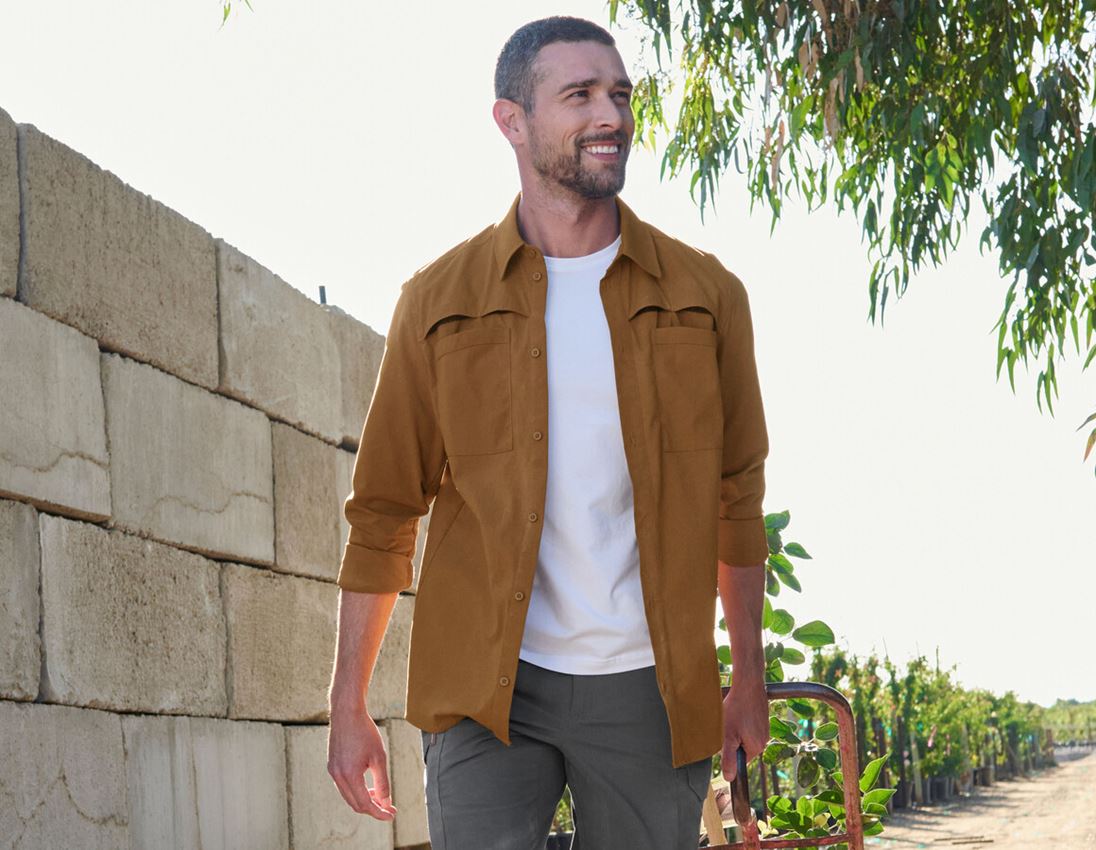 Överdelar: Arbetsskjorta e.s.t:aktik, långärmad + ökenbrun