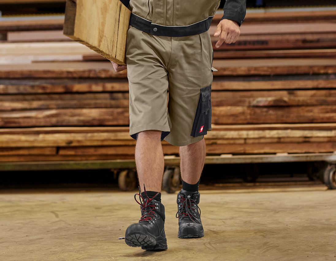 Topics: Short e.s.image + khaki/black 1