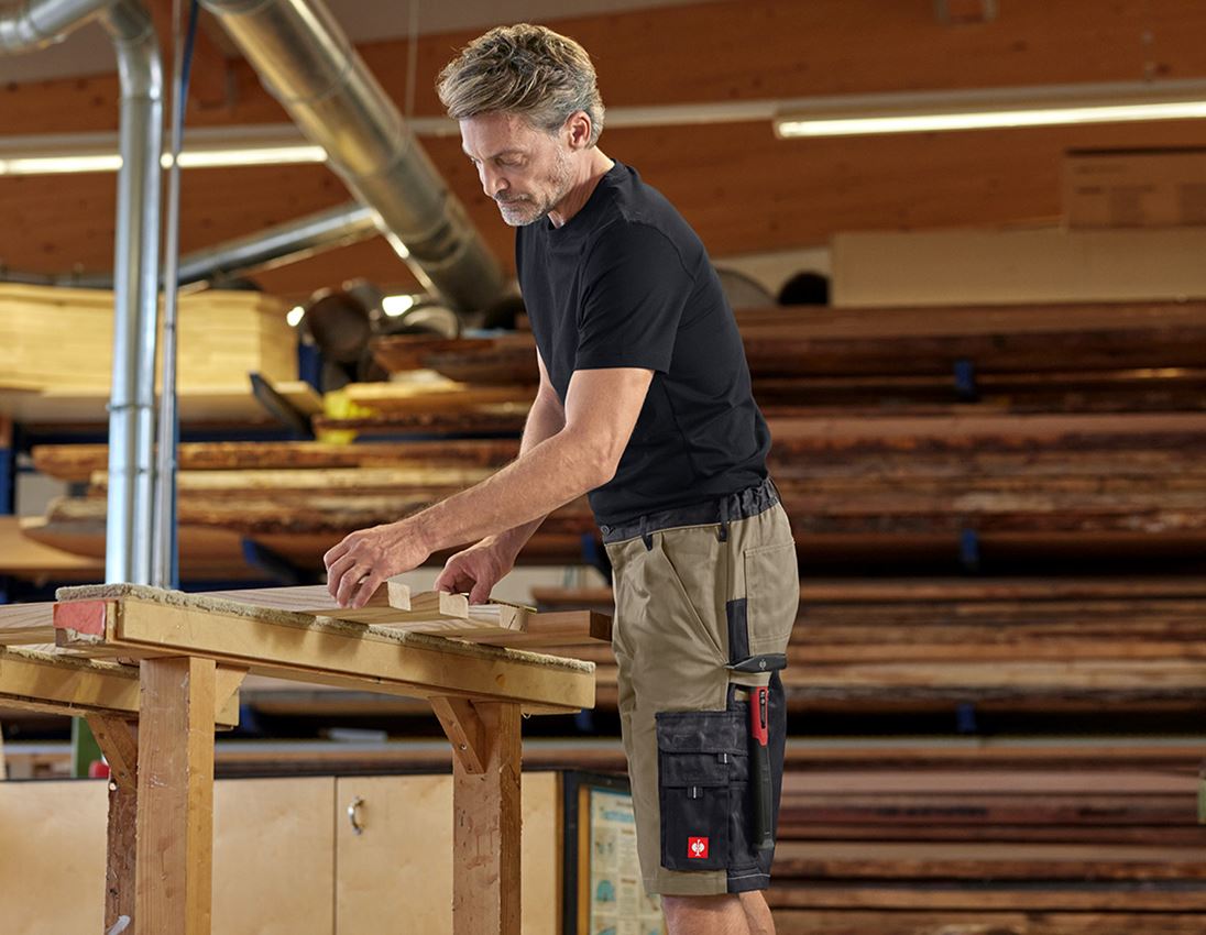 Topics: Short e.s.image + khaki/black 3