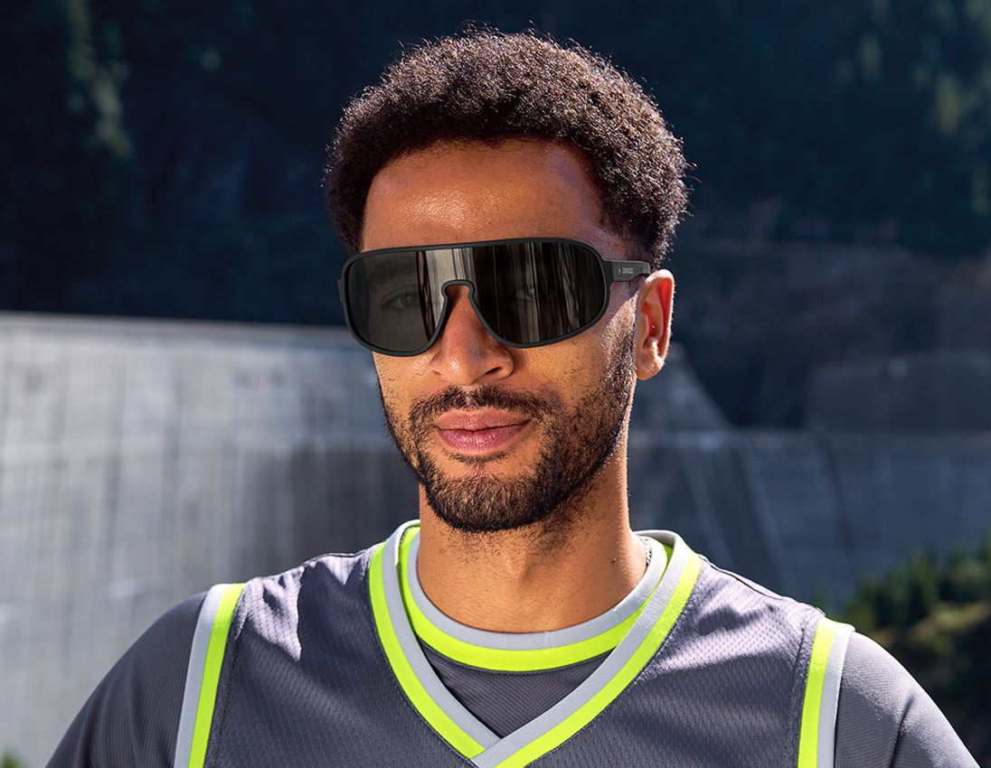 Accessories: Race sunglasses e.s.ambition + black
