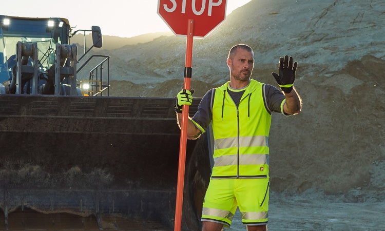 Man wearing high-vis bodywarmer e.s.motion 24/7