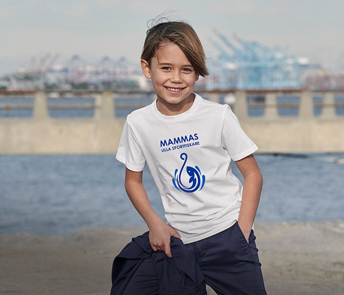 e.s. t-shirt cotton stretch, barn – texten Mammas lilla fiskare med fiskemotiv
