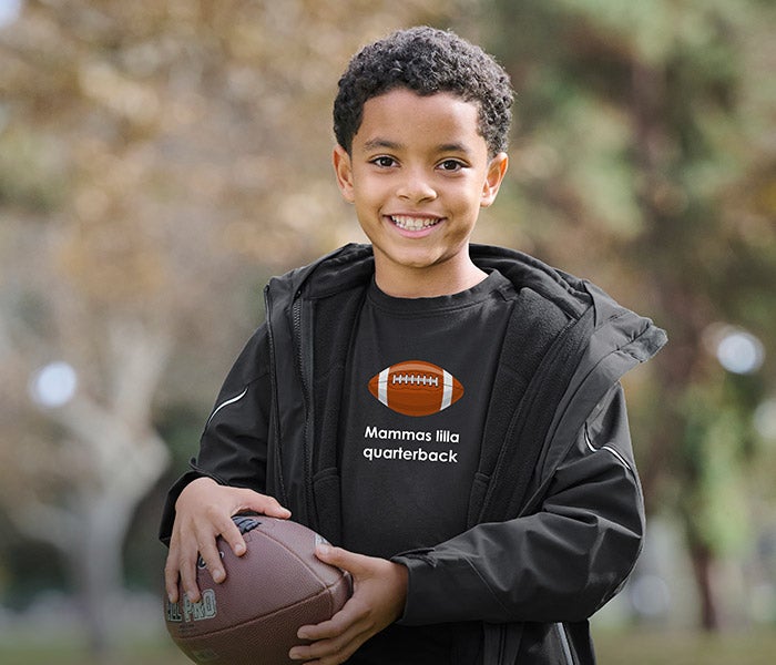 e.s. t-shirt cotton stretch, barn – texten Mammas lilla quarterback med fotbollsmotiv
