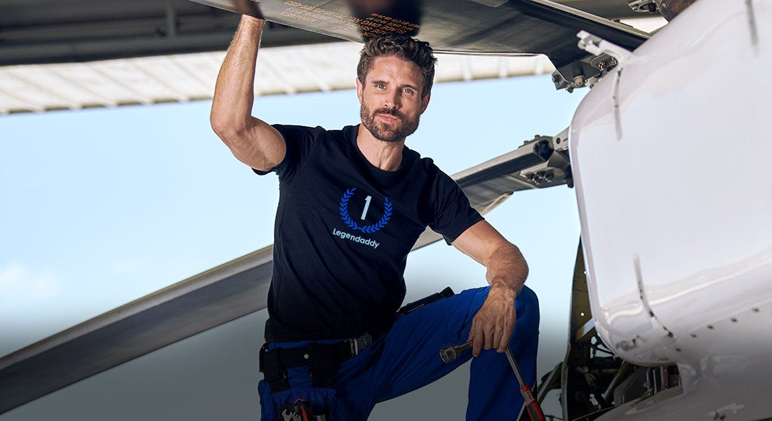 En man i en svart e.s. t-shirt med trycket Legenddaddy
