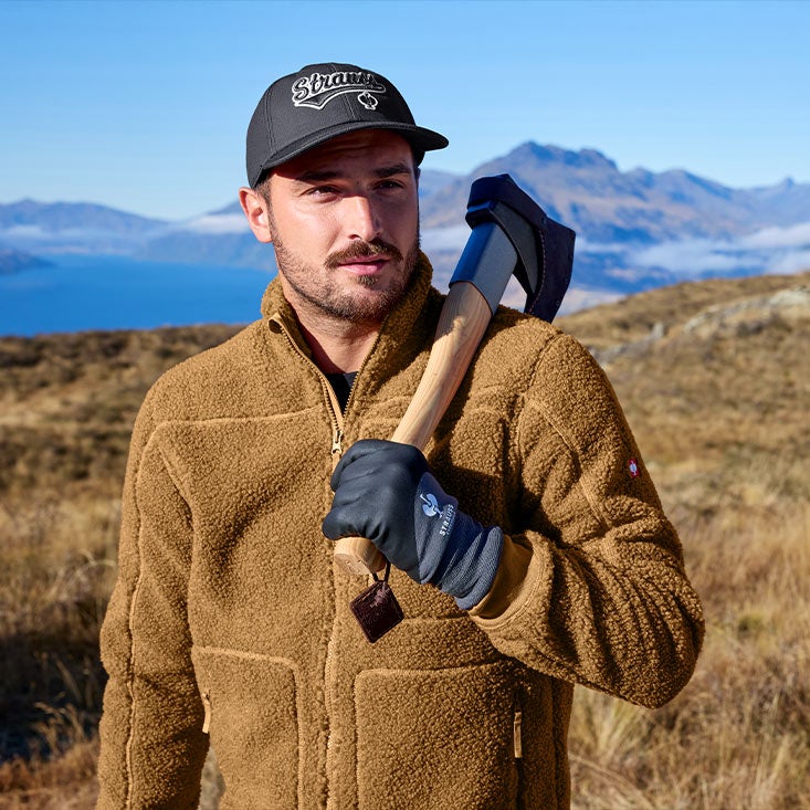 Kvinna med fiberpälsjacka och keps, e.s.e:pic
