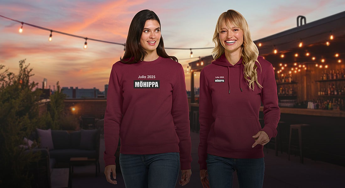 Två damer i e.s.basics-tröjor med trycket „Möhippa“ på kvällen