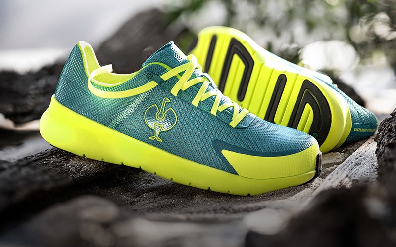 Casual image of SB safety shoes e.s. Taupo low in emerald green/high-vis yellow on an earthy background