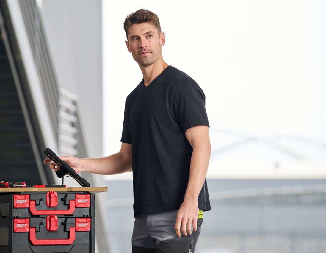 Témy: e.s. Tričko cotton, výstrih do V + čierna 1