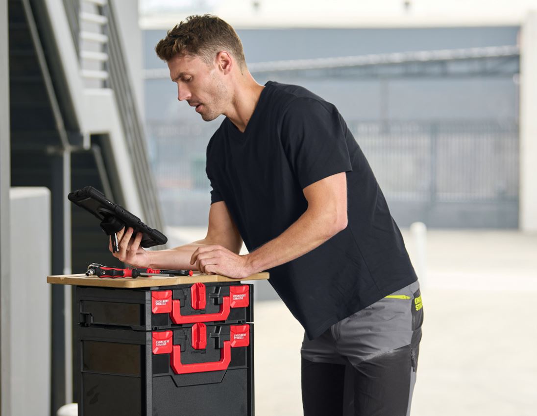 Témy: e.s. Tričko cotton, výstrih do V + čierna 2