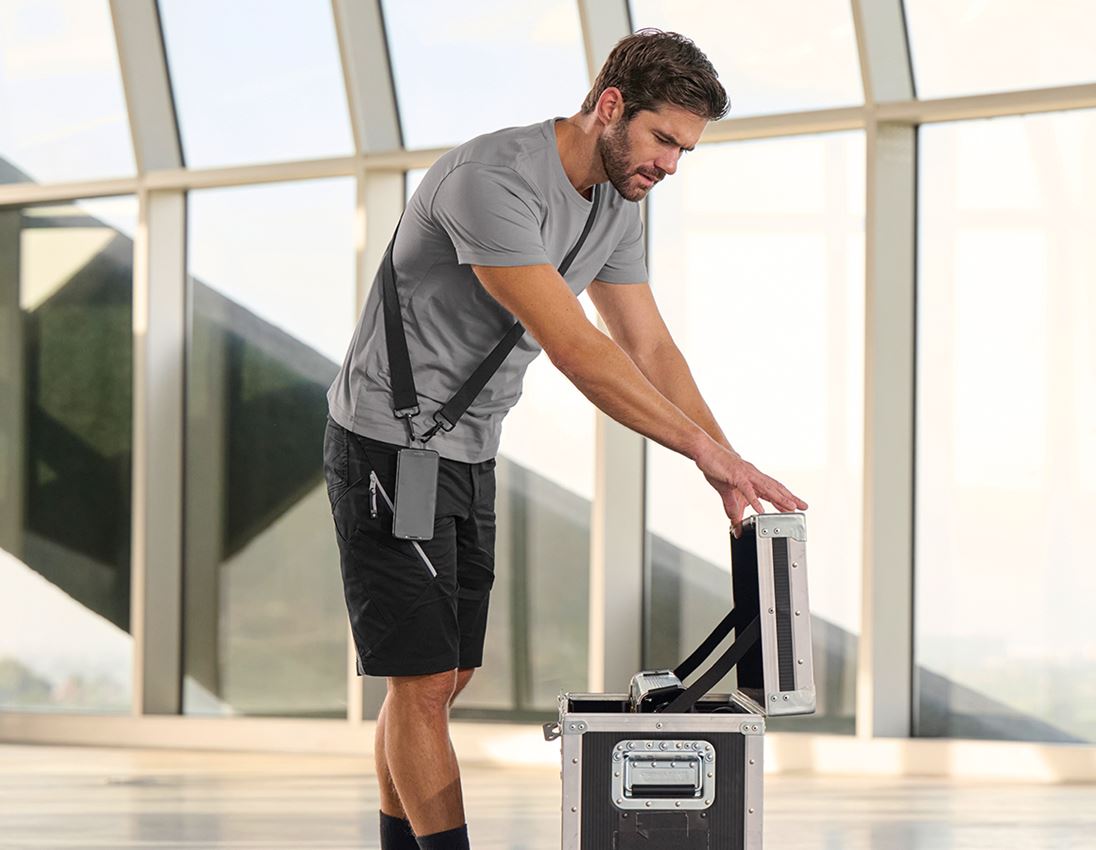 Doplnky: SÚPRAVA: e.s. phone leash + bag + čierna 6