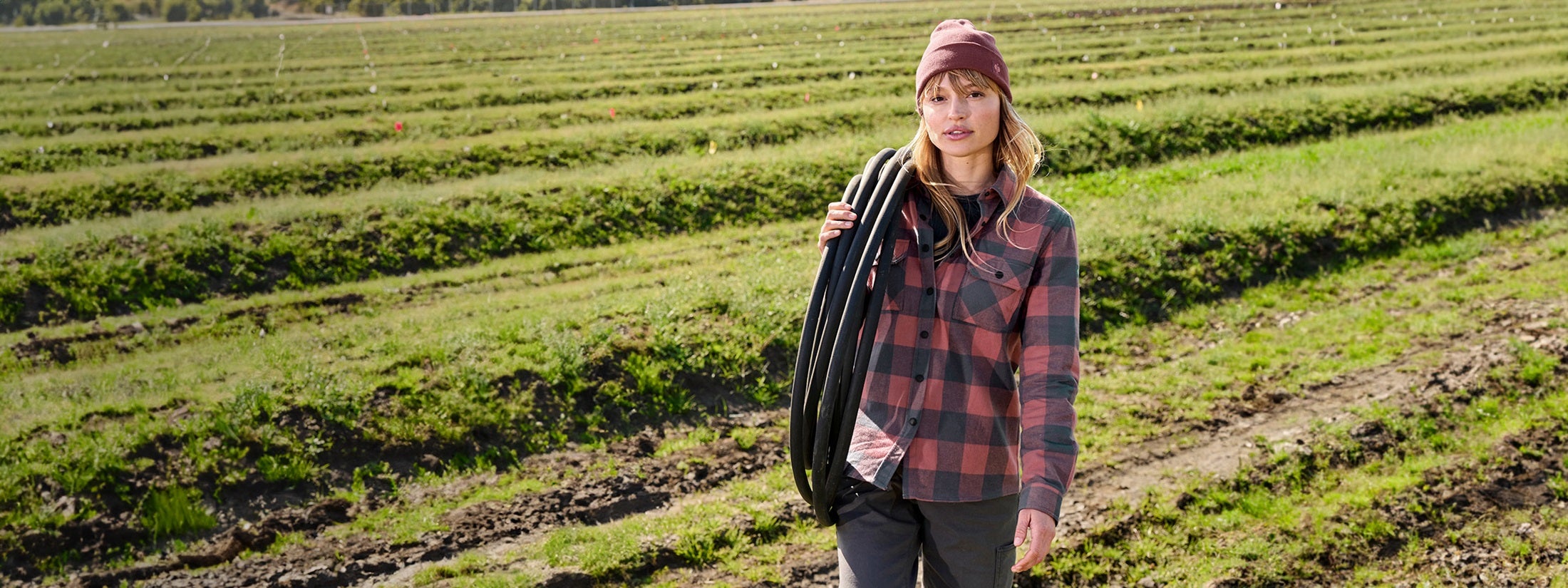 Károvaná košeľa e.s.iconic, dámska a štrikovaná čapica e.s.iconic