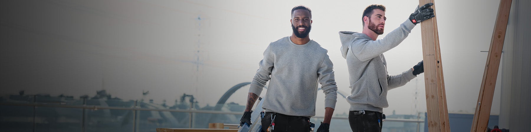 Dvaja muži majú oblečenú mikinu a mikinu s kapucňou Strauss