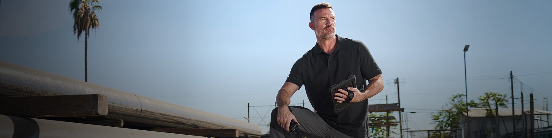 Muž má oblečené polo tričko Strauss