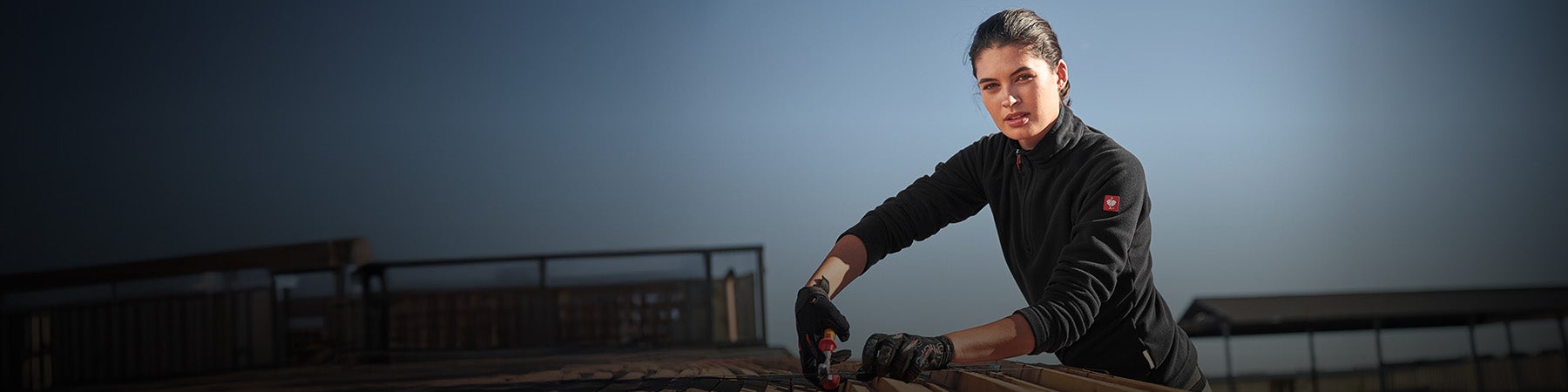 Žena má oblečený fleecový sveter