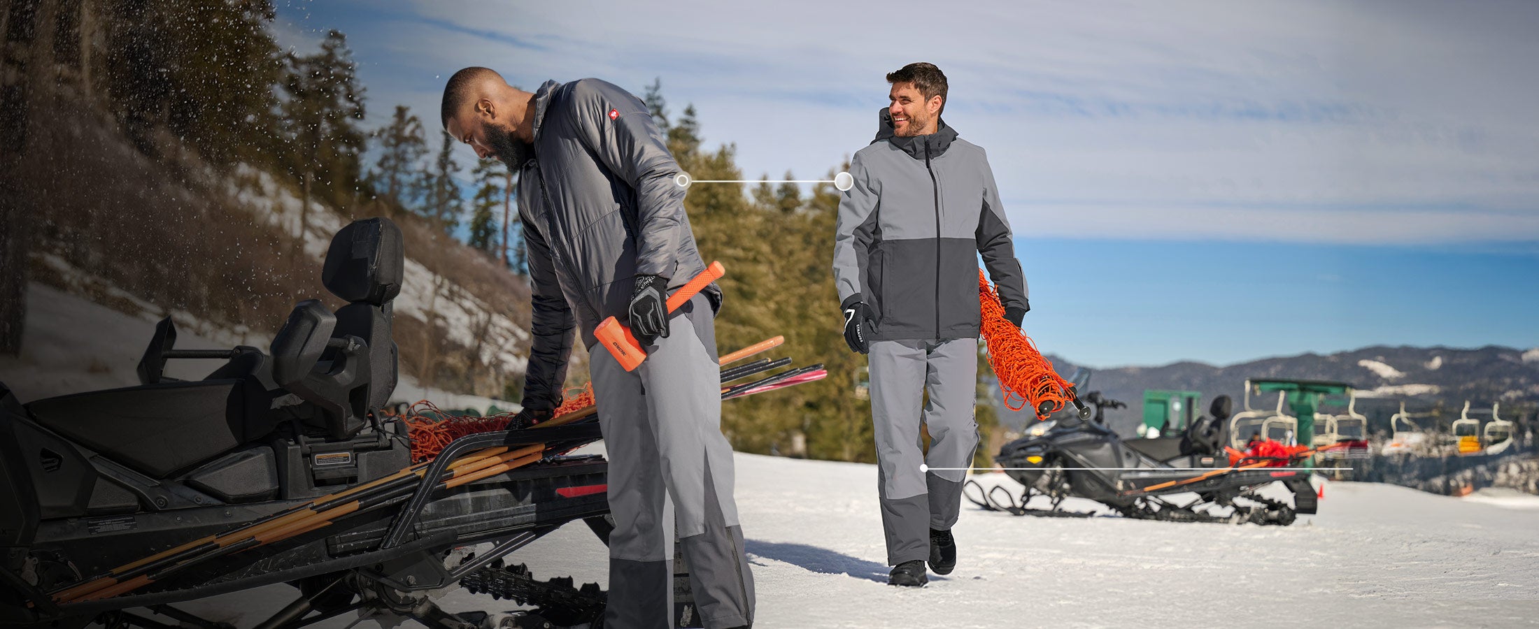 Dvaja muži v zimnom oblečení e.s.trail Snow
