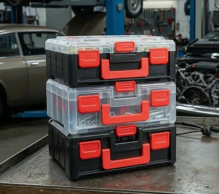 Dvaja muži majú oblečenú hybridnú bundu e.s.trail