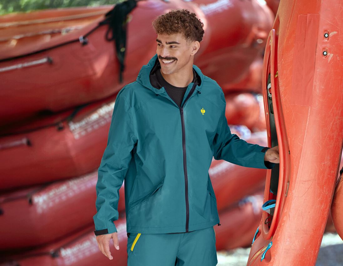 Clothing: Windbreaker light-pack e.s.trail + emeraldgreen/chromeyellow