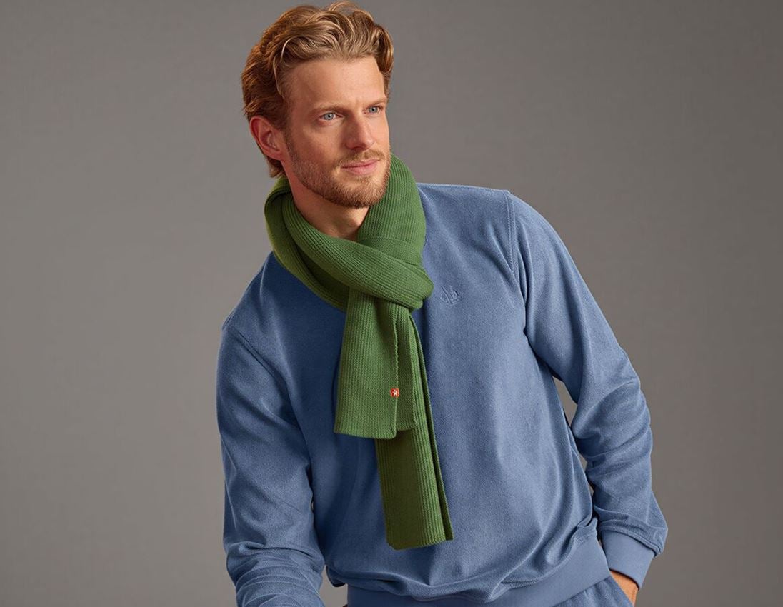 Accessories: e.s. Knitted scarf + nordicgreen