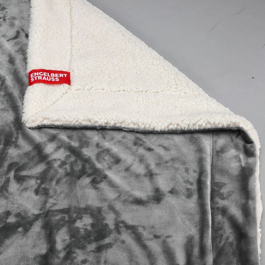Accessories: e.s. Faux fur blanket + nordicgrey 2
