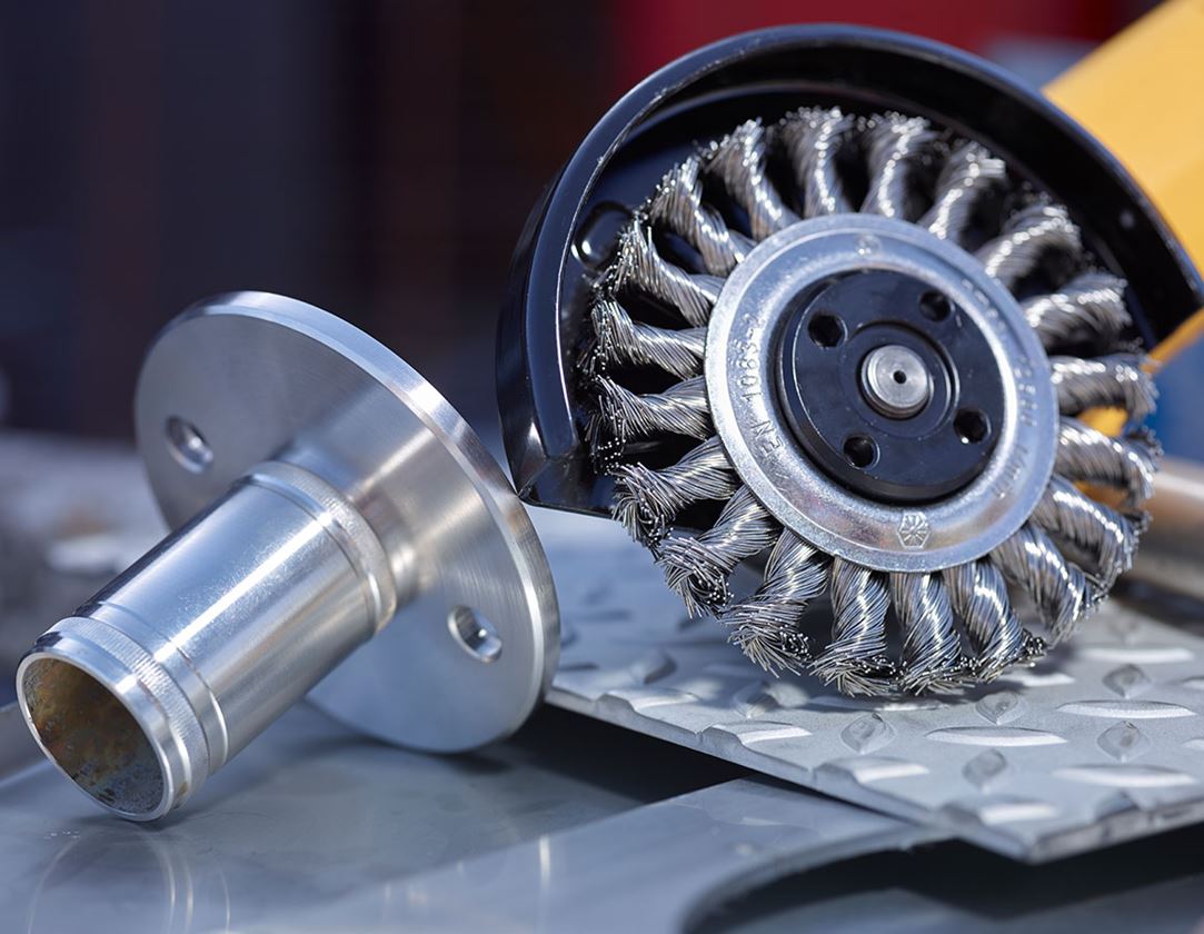 Sanding tools: Twist Knot Wire Wheel