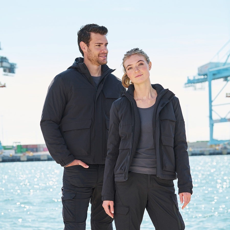 A man and woman wearing the winter jacket e.s.trail pure in carbon grey/basalt grey
