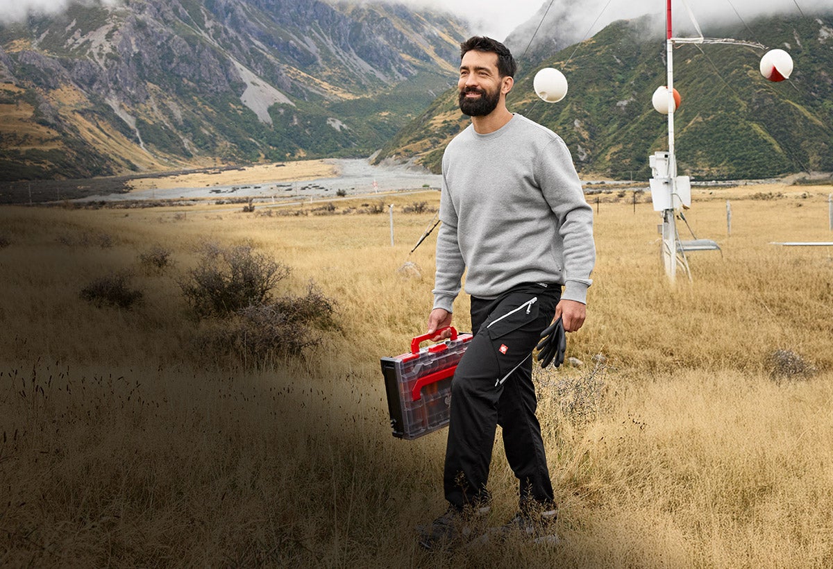 Man wearing the e.s.ambition trousers in black/platinum