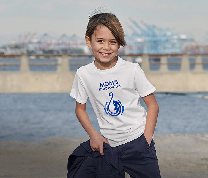 e.s. T-shirt cotton stretch, children – lettering “Mamas kleiner Angler” with a fishing motif
