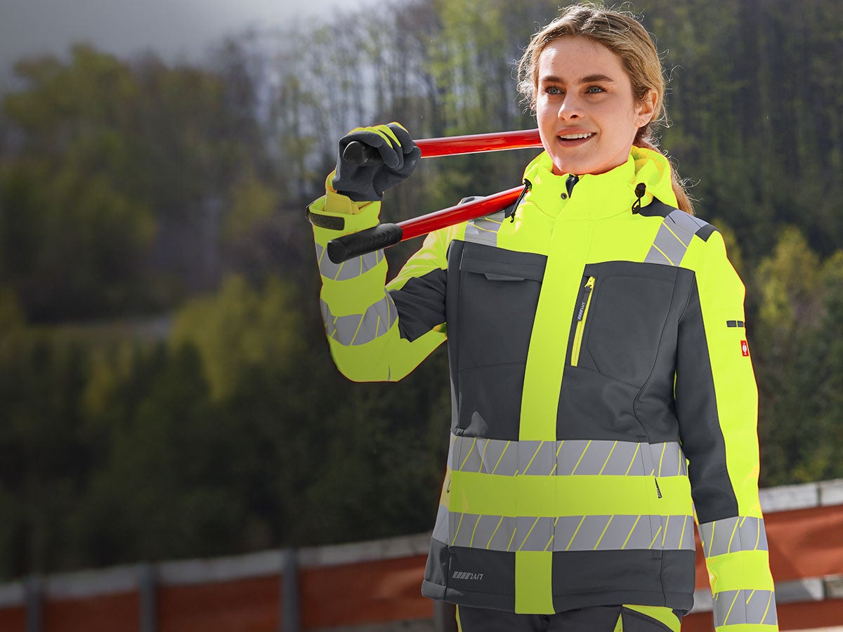 Woman wearing high-vis clothing in the colour yellow
