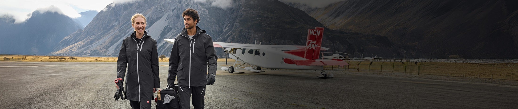 Mann und Frau tragen Kleidung der Kollektion e.s.ambition